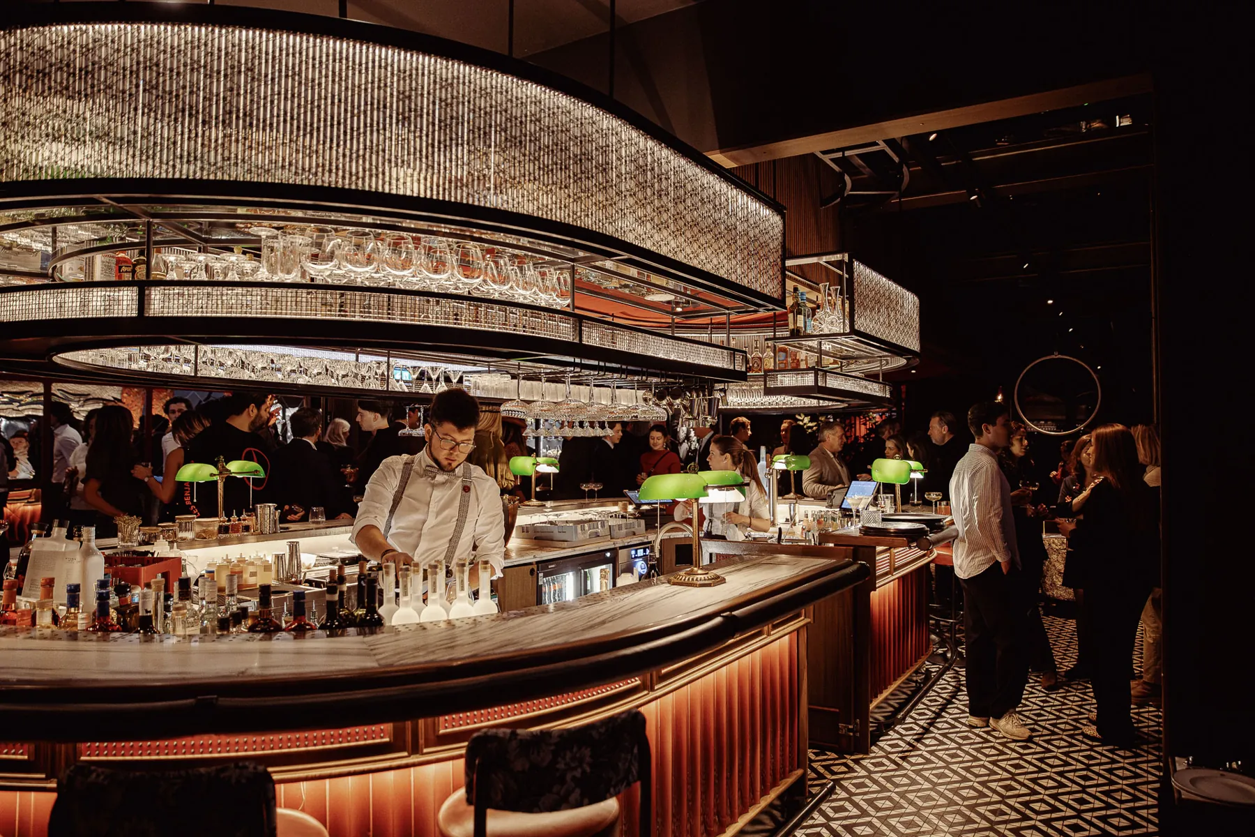 De ronde bar van Ventuno Skylounge met gasten