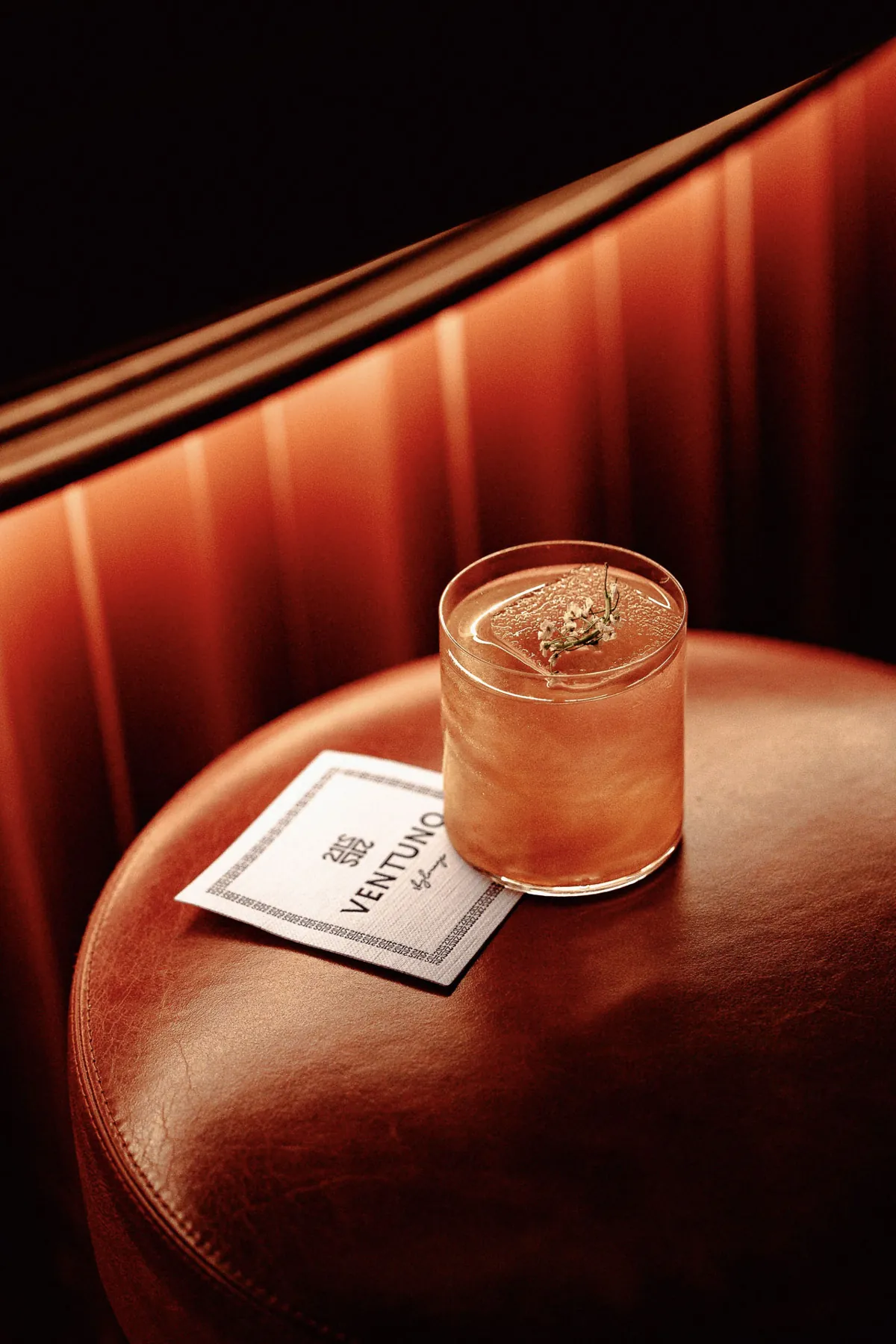 Een cocktail van Ventuno met onderzetter